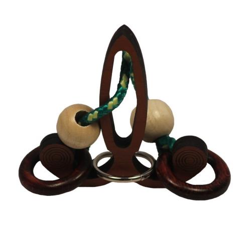 Hofnarr, un casse-tête à corde, dont l'objectif est de réussir à libérer l’anneau du cadre en bois et de la corde. Casse-tête pas difficile. Satisfait ou remboursé.