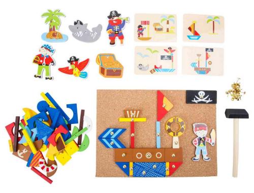 Avec ce jeu très créatif, les enfants pourront imaginer et créer le pays des pirates, en clouant les petites plaquettes de bois sur la plaque de liège.