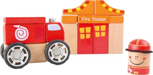 Ce jeu de construction en bois comprend un camion, une caserne et un pompier. Il faudra assembler tous les blocs avant de pouvoir combattre les incendies.