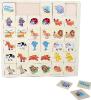 Un jeu de mémo de 36 cartes en bois sur le thème des animaux et des transports, présenté sur un grand plateau, idéal pour emporter avec soi en voyage.