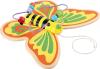 Ce papillon transporte sur son dos un circuit de motricité, mais c’est aussi un jouet à tirer qui accompagnera les enfants dans leurs premiers pas.