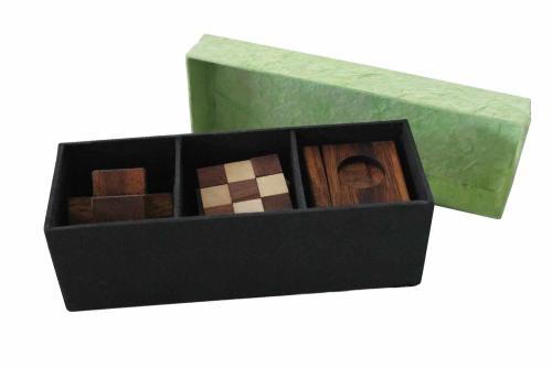 Magasin de casse-têtes en bois, la maison JBD vous présente la boite de 3 énigmes. Tentez de résoudre ces 3 puzzles ne sera pas simple. Casse-tête difficile