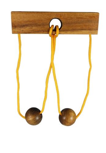 Tentez de réunir les deux boules de bois sur la même corde. Cela semble impossible, mais il existe une solution. Casse-tête difficile. Satisfait ou remboursé