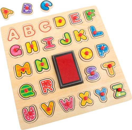 Avec ce puzzle, les enfants pourront apprendre l'alphabet, mais les pièces étant aussi des tampons, ils apprendront également à écrire leurs premiers mots.